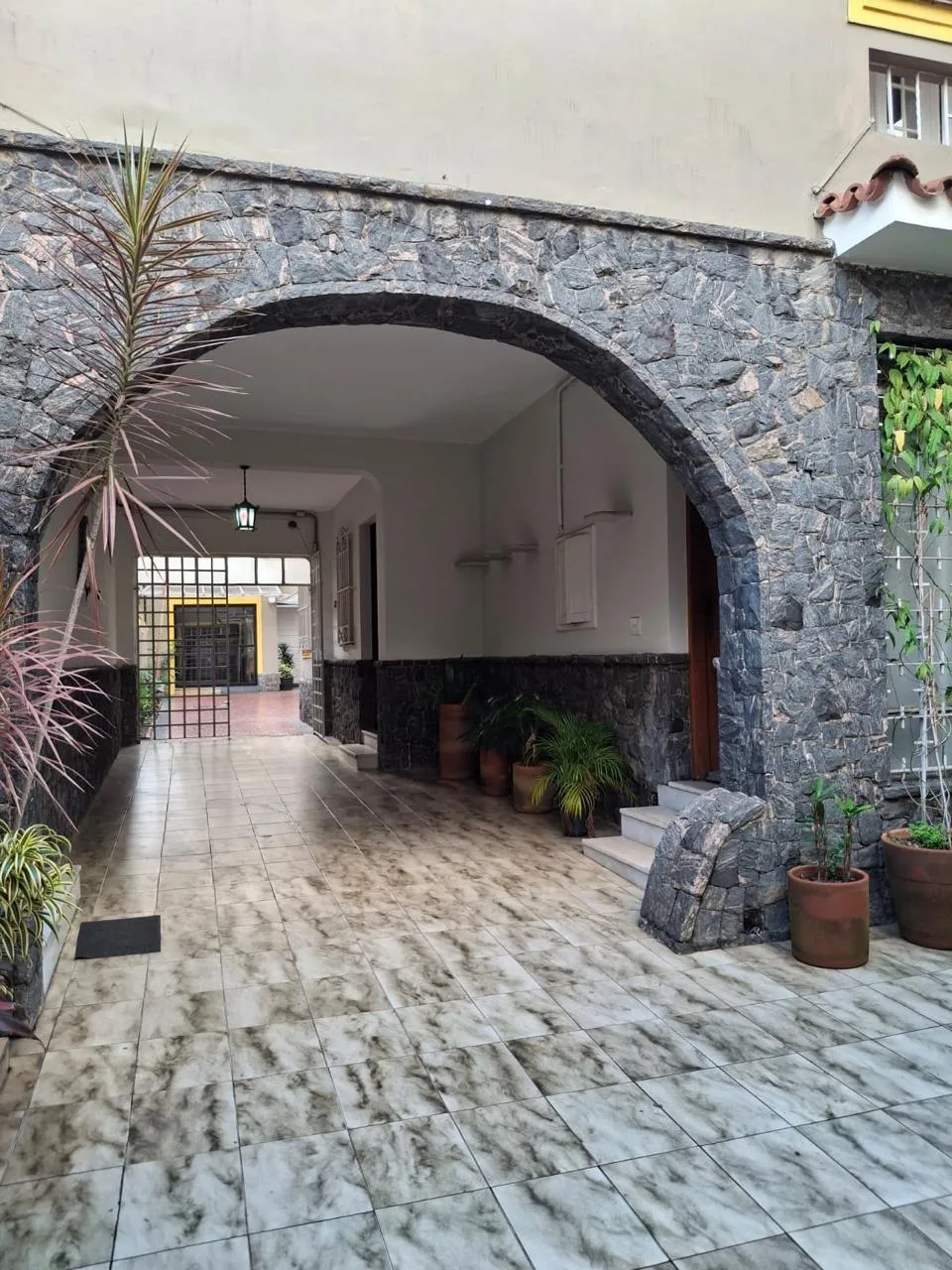Entrada da casa do Coletivo Feminista, com arco de pedra